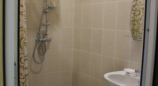 Гостиница Guest House Valery Анапа Трехместный номер "Комфорт" с душем-4